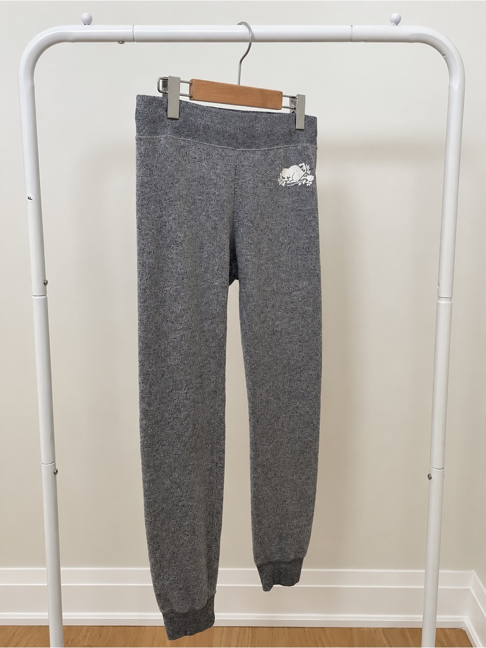 Roots Gray Leggings with White Skull Graphic